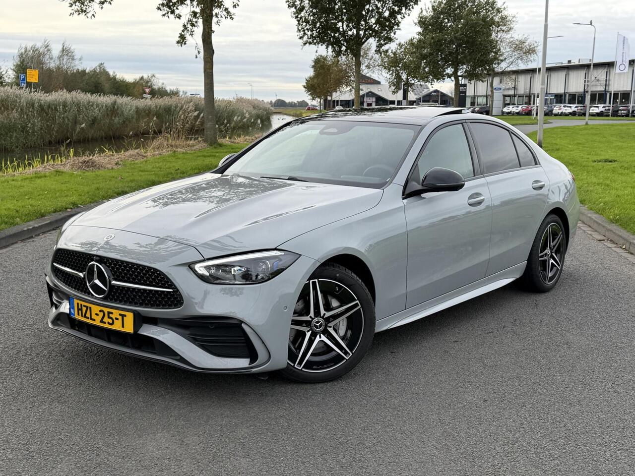 Mercedes-Benz C-KLASSE 180 Business Solution AMG | Panoramadak | Sportstoelen | Digital Light | 360 Camera | DAB | Ele.wegklapbare Trekhaak | Sfeerverlichting | Nightpakket | Spiegelpakket | Apple Carplay/Android Auto |