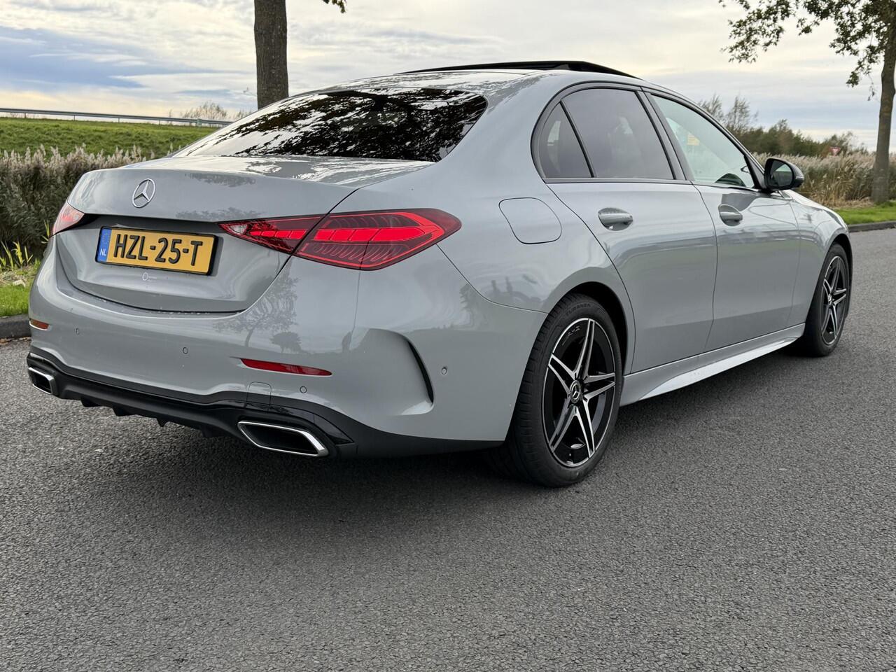 Mercedes-Benz C-KLASSE 180 Business Solution AMG | Panoramadak | Sportstoelen | Digital Light | 360 Camera | DAB | Ele.wegklapbare Trekhaak | Sfeerverlichting | Nightpakket | Spiegelpakket | Apple Carplay/Android Auto |