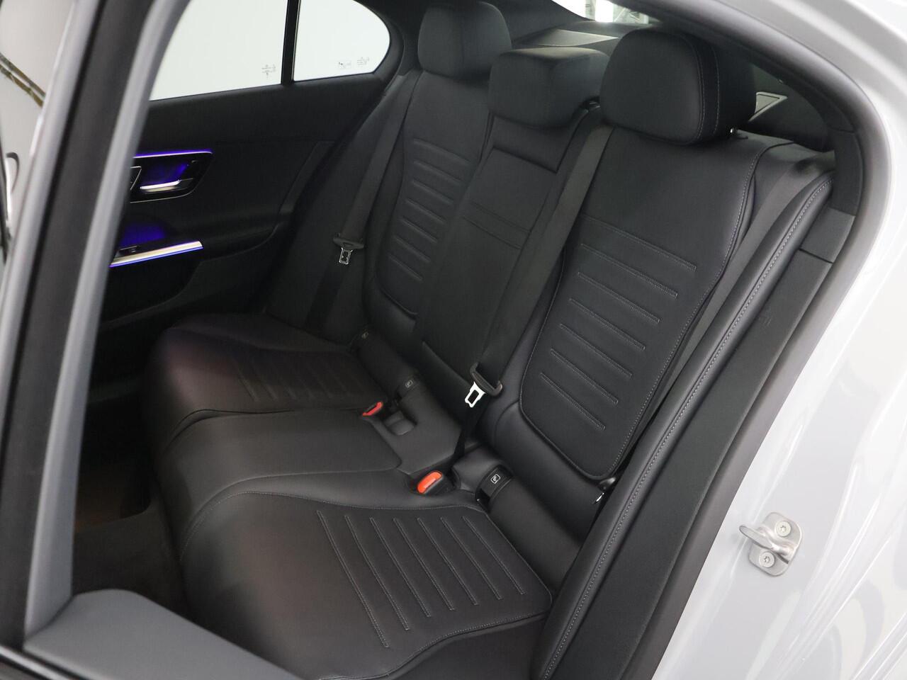 Mercedes-Benz C-KLASSE 180 Star Edition AMG | AMG line Plus | Panoramaschuifdak | Nightpakket | 360* Camera | Head-Up Display |