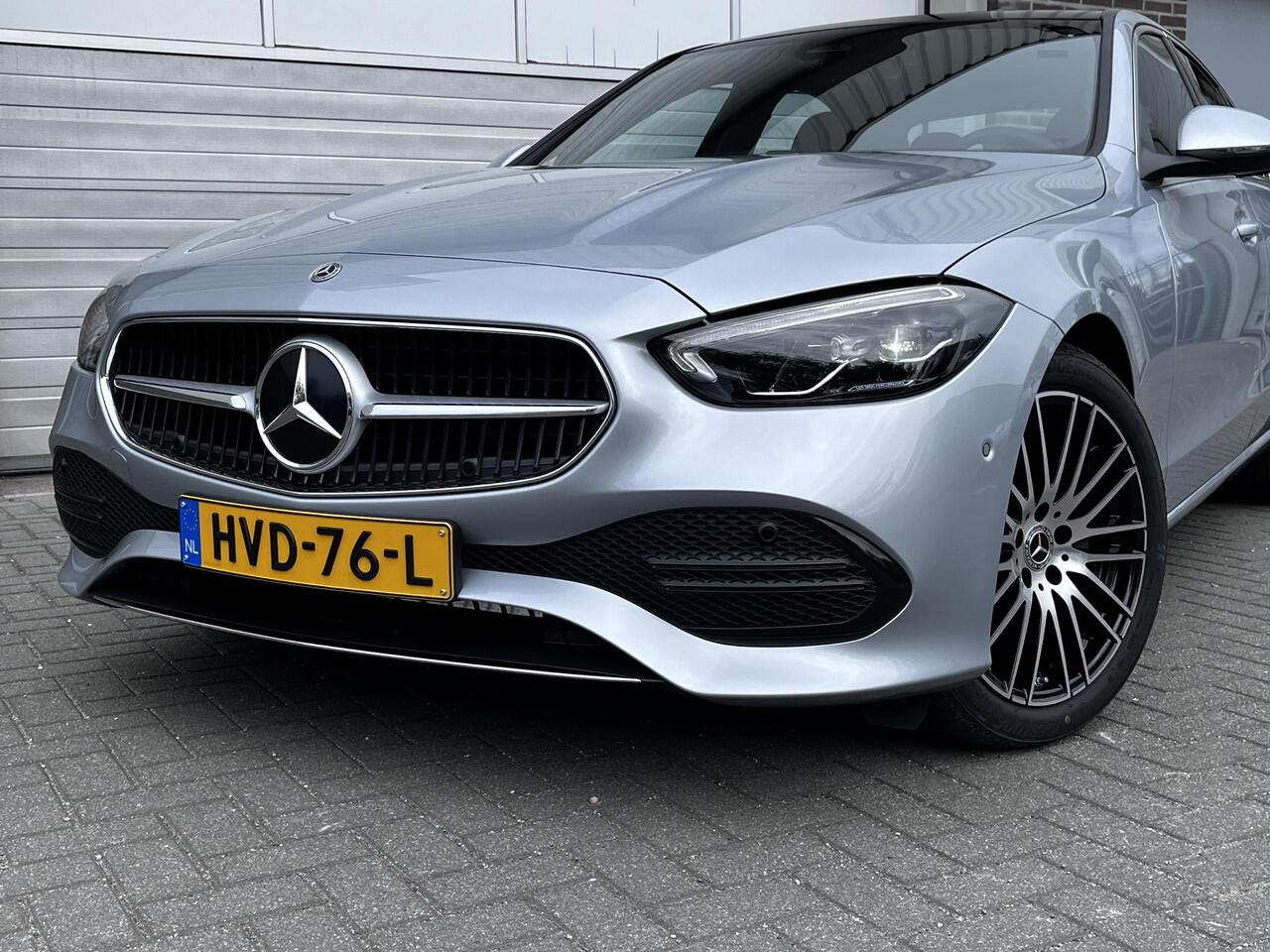 Mercedes-Benz C-KLASSE 180 Star Edition Luxury | Panoramadak | DISTRONIC Afstandsassistent | Elektrisch Verstelbare Stoelen + Memory | Dodehoekassistent | Apple CarPlay | Android Auto | Sfeerverlichting | Stoelverwarming | Elektrisch Inklapbare Buitenspiegels