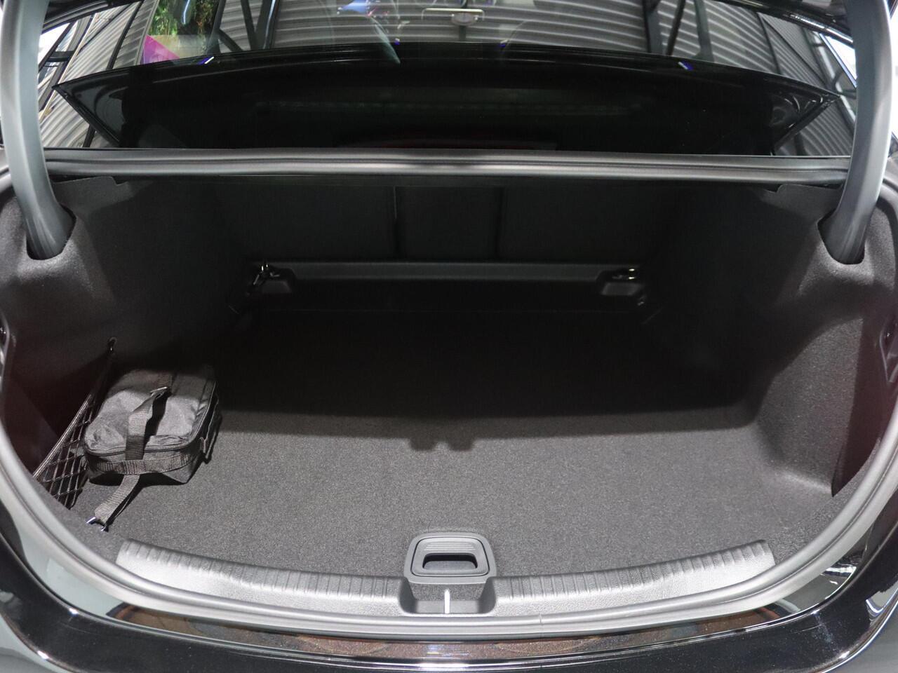 Mercedes-Benz C-KLASSE 180 Business Solution AMG | Panoramaschuifdak | Night | 19 inch LM Velgen | Trekhaak | 360 Camera | Memory Elek. stoelen