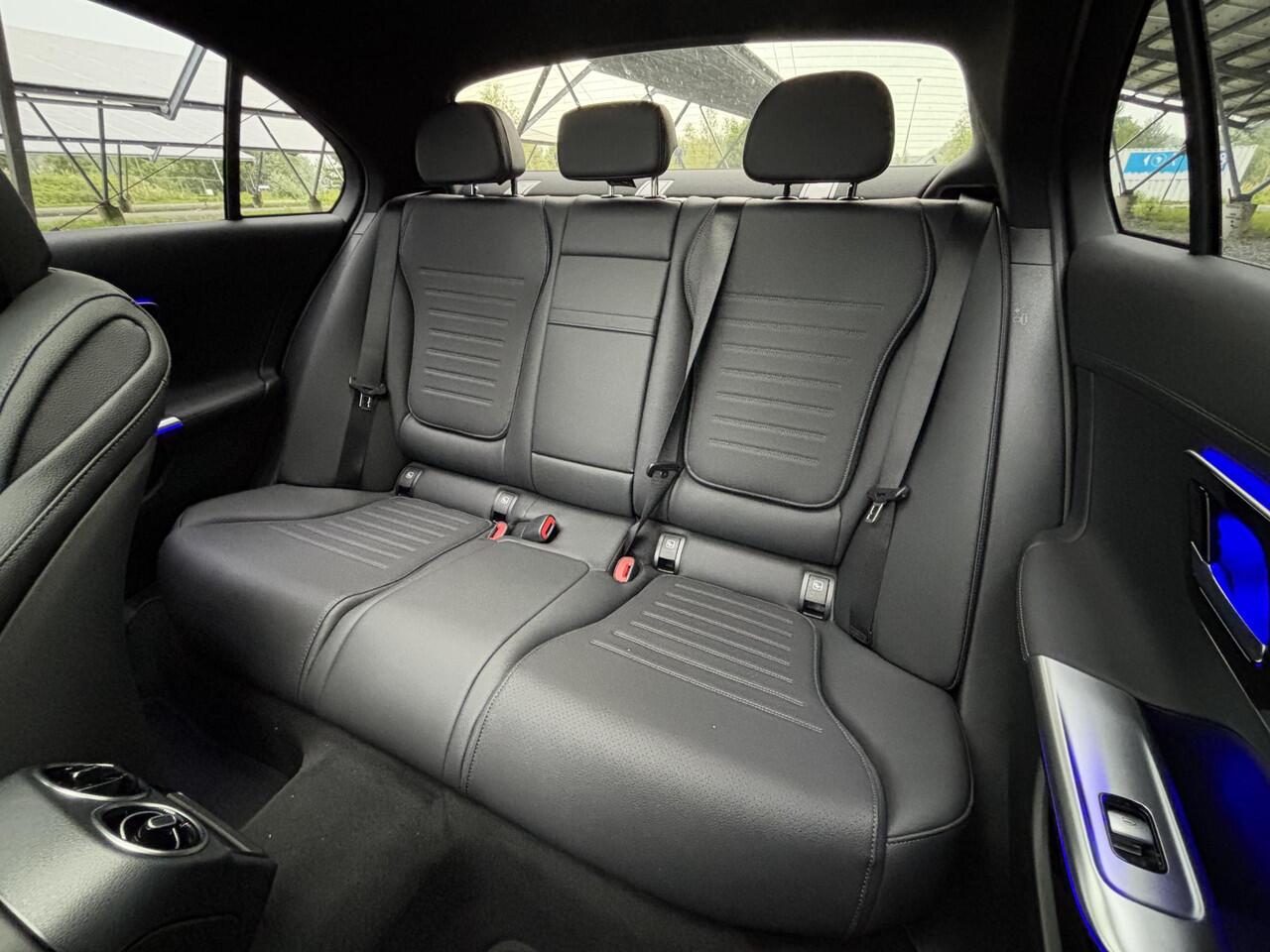 Mercedes-Benz C-KLASSE 300 e Business Solution AMG | Night | Panoramadak | Digital light | 19" Multispaaks velgen | Sfeerverlichting |