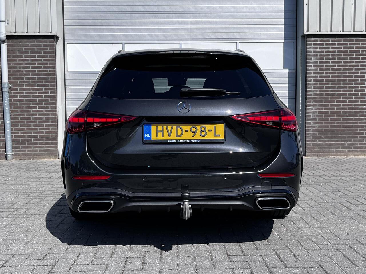 Mercedes-Benz C-KLASSE Estate 180 Star Edition AMG | Night Pakket | Panoramadak | Winter Pakket | Trekhaak | DISTRONIC Afstandsassistent | Dodehoekassistent | Apple CarPlay | Android Auto | Elektrisch Verstelbare Stoelen + Memory | Stuurverwarming