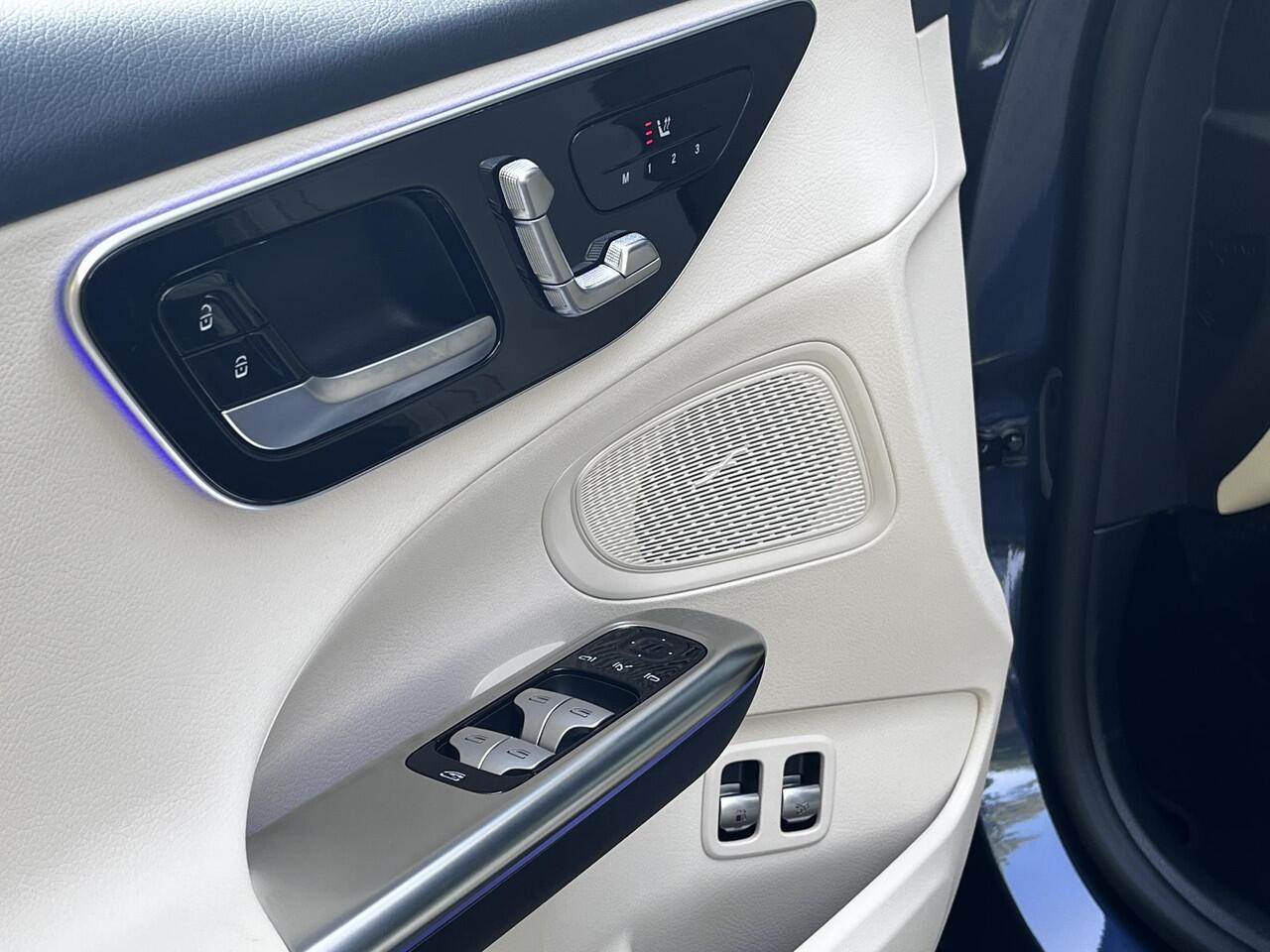 Mercedes-Benz C-KLASSE Estate 300 e Luxury Line | Leder Beige | Panoramadak | Winter Pakket | Trekhaak | DIGITAL LIGHT | DISTRONIC Afstandsassistent | 360° Camera | Stuurverwarming | Apple CarPlay | Android Auto | Elektrisch Verstelbare Stoelen + Memory