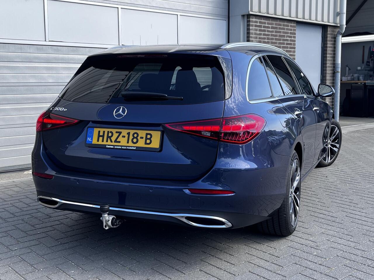 Mercedes-Benz C-KLASSE Estate 300 e Luxury Line | Leder Beige | Panoramadak | Winter Pakket | Trekhaak | DIGITAL LIGHT | DISTRONIC Afstandsassistent | 360° Camera | Stuurverwarming | Apple CarPlay | Android Auto | Elektrisch Verstelbare Stoelen + Memory