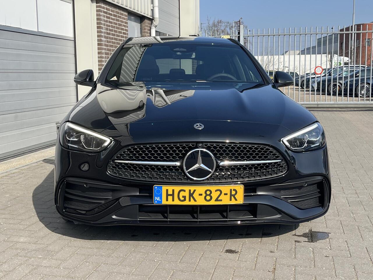 Mercedes-Benz C-KLASSE Estate 180 Star Edition AMG | Night Pakket | Panoramadak | Trekhaak | Burmester 3D Surround Sound | Elektrisch Verstelbare Stoelen + Memory | Apple CarPlay | Android Auto | Dodehoekassistent | Sfeerverlichting | Stoelverwarming
