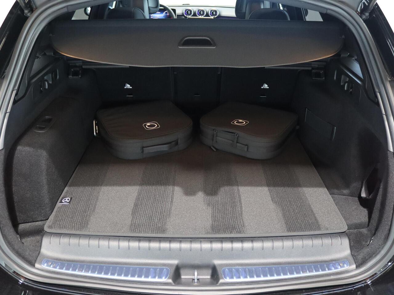 Mercedes-Benz C-KLASSE 300e Business Solution AMG | Panoramaschuifdak | Comfort plus | DIGITAL light | Night | 360 camera | Trekhaak