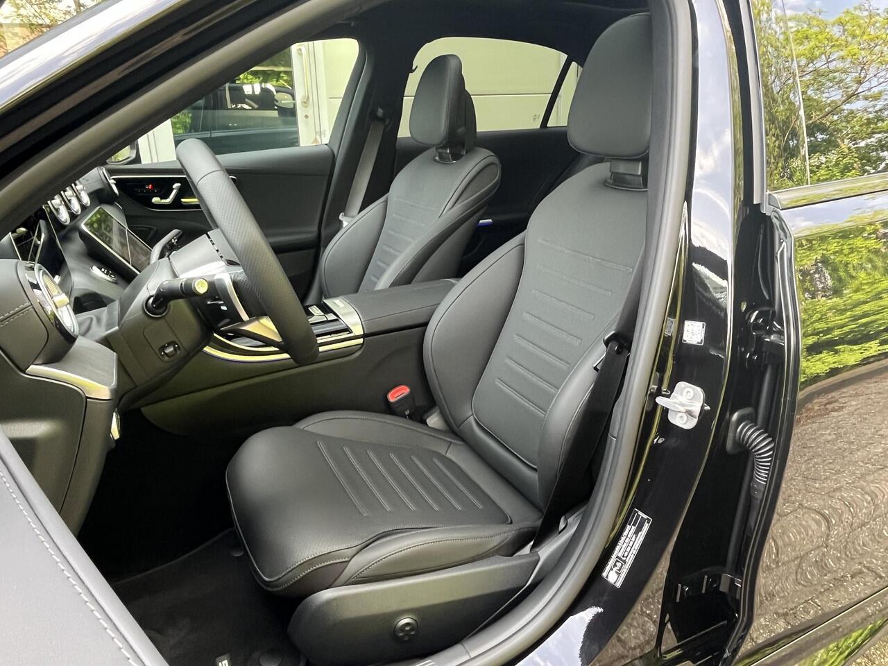 Mercedes-Benz C-KLASSE 180 Star Edition AMG | Night Pakket | Panoramadak | Sierdelen Lindehout Antraciet | Apple CarPlay | Android Auto | Dodehoekassistent | Elektrisch Verstelbare Stoelen + Memory | Stoelverwarming | Sfeerverlichting | Achteruitrijcamera