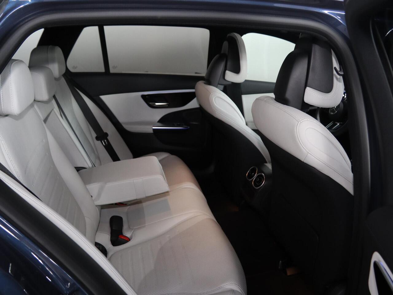 Mercedes-Benz C-KLASSE Estate 300e Star Edition AMG Line | Panoramadak | Rij-assistentie pakket plus | Achteruitrijcamera | DISTRONIC