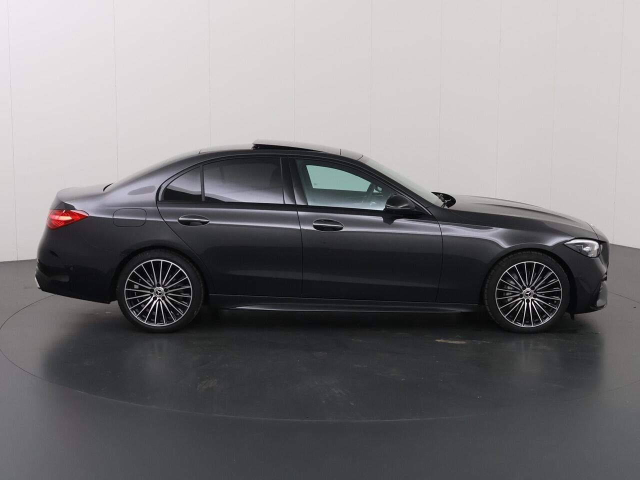 Mercedes-Benz C-KLASSE 180 Star Edition AMG Line | Night | Keyless | Panoramadak | Digitaal Licht | 360* Camera | Multispaaks AMG velgen |