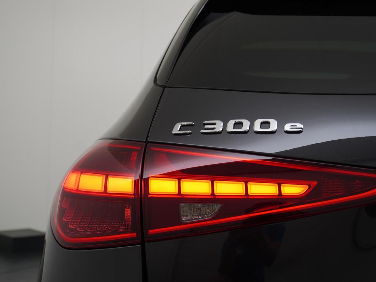 Mercedes-Benz C-KLASSE Estate 300 e Business Solution AMG | Panorama - Schuifdak | Trekhaak Wegklapbaar | Memorystoelen | Digital Light | Burmester Surround Sound | 360° Camera | Head-Up Display | Nightpakket