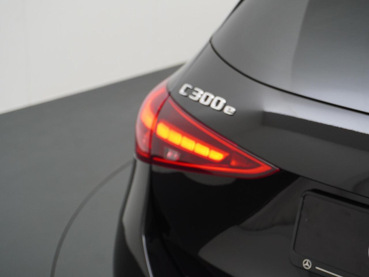 Mercedes-Benz C-KLASSE Estate 300 e Business Solution AMG | Panorama - Schuifdak | Trekhaak Wegklapbaar | Memorystoelen | Niveauregeling | Head-Up Display | 360° Camera | Burmester Surround Sound