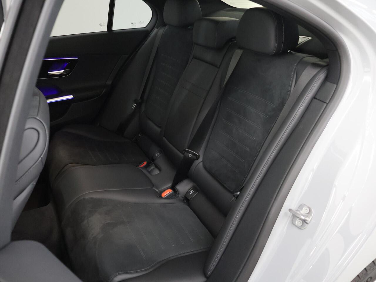 Mercedes-Benz C-KLASSE 300 e Business Solution AMG | Panoramaschuifdak | Trekhaak | DIGITAL LIGHT | Nightpakket | dodehoekassistent | 360° camera |