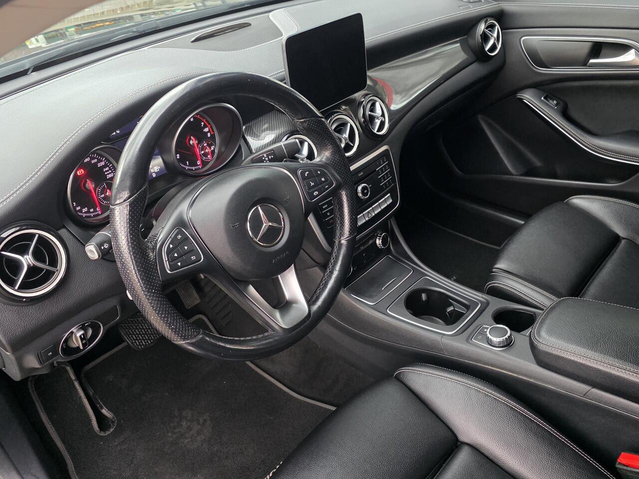 Mercedes-Benz CLA-KLASSE Shooting Brake 180 Edition AUTOMAAT | Navigatie | Leer | Airco | Sportstoelen | Licht metalen velgen