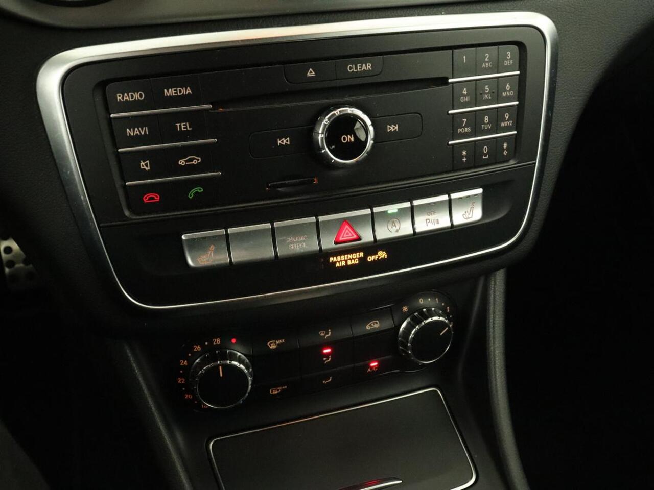 Mercedes-Benz CLA-KLASSE Shooting Brake 180 | Trekhaak | Camera | Navigatie | Leder | LED | Cruise control | Sportstoelen | LMV 18 inch