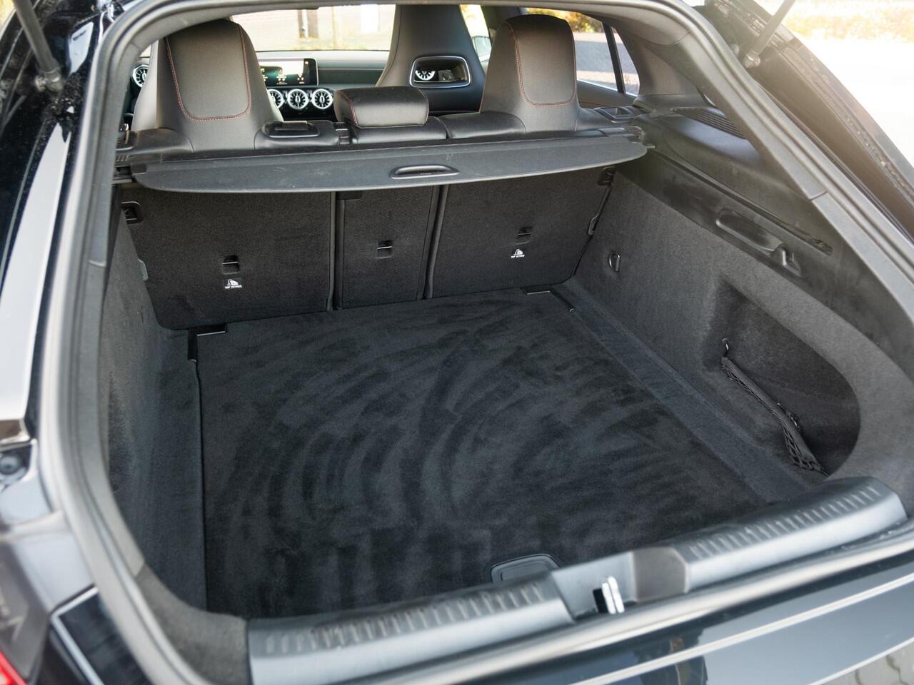 Mercedes-Benz CLA-KLASSE 220 Shooting Brake AMG Line 190pk Aut. | Night, Light, Park, Seat pack | Camera | Full Adap LED | Navi 10,25'' pack