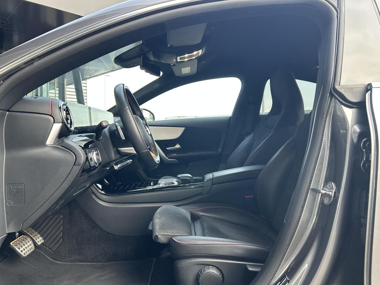 Mercedes-Benz CLA-KLASSE 180 Business Solution AMG | Cruise Control | Stoelverwarming | Navigatie