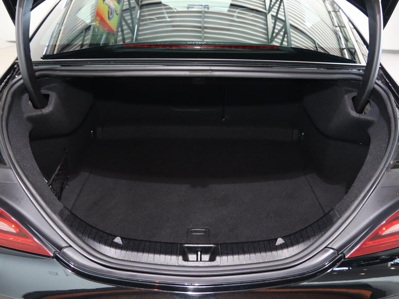 Mercedes-Benz CLA-KLASSE 180 | AMG | Achteruitrijcamera | LED-koplampen | Stoelverwarming | Parkeerpakket |