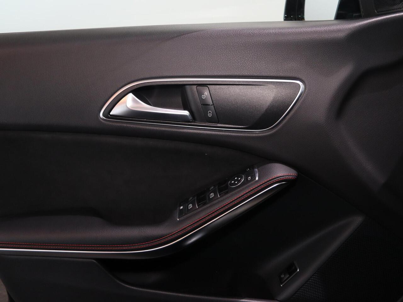 Mercedes-Benz CLA-KLASSE 180 | AMG | Achteruitrijcamera | LED-koplampen | Stoelverwarming | Parkeerpakket |