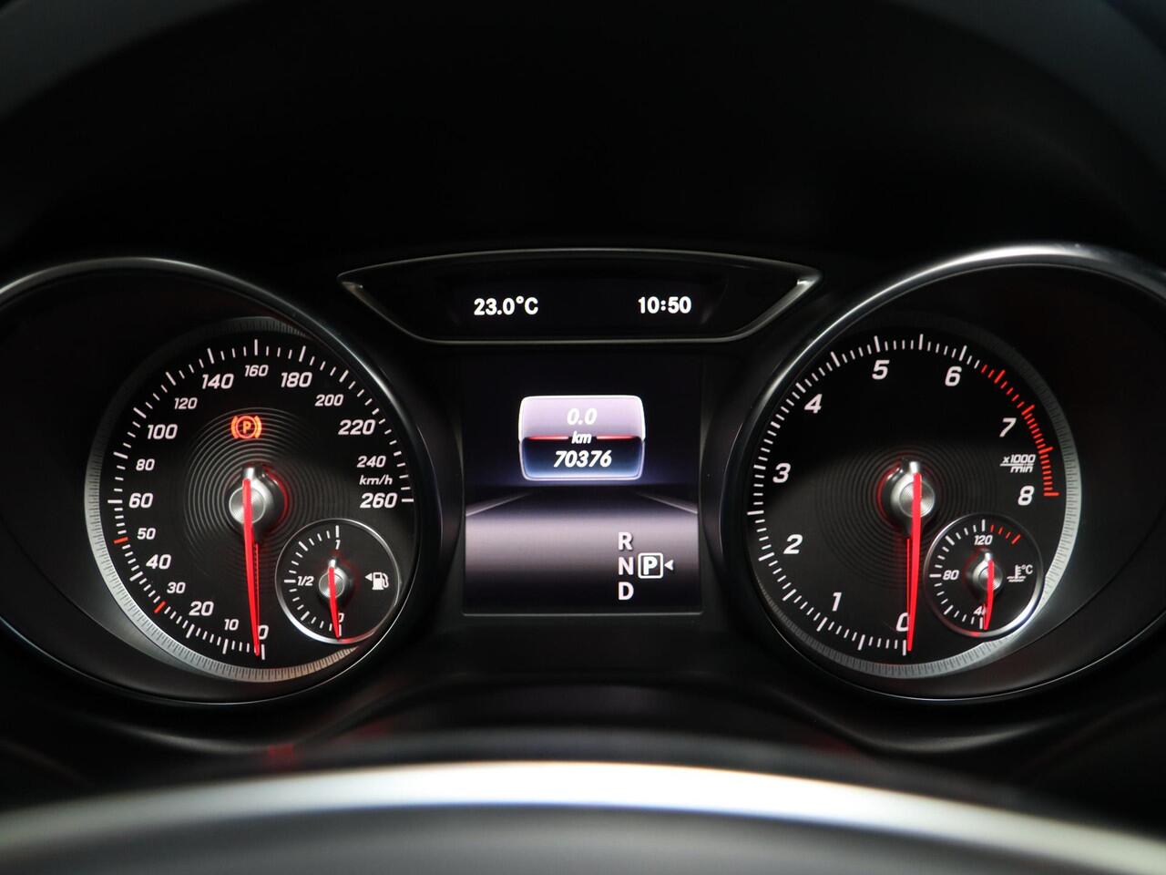 Mercedes-Benz CLA-KLASSE 180 | AMG | Achteruitrijcamera | LED-koplampen | Stoelverwarming | Parkeerpakket |