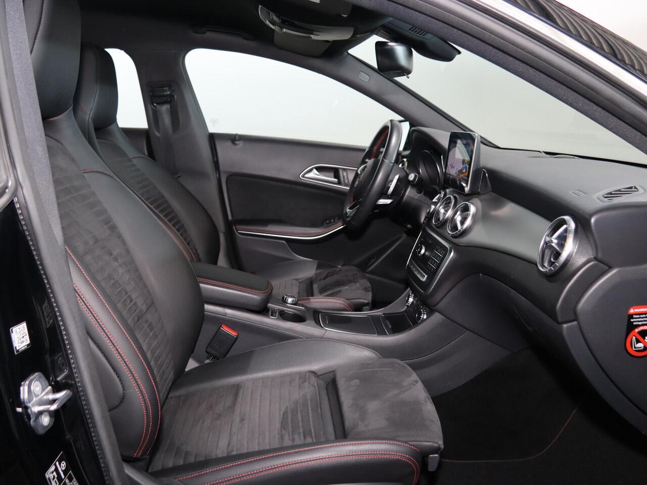 Mercedes-Benz CLA-KLASSE 180 | AMG | Achteruitrijcamera | LED-koplampen | Stoelverwarming | Parkeerpakket |