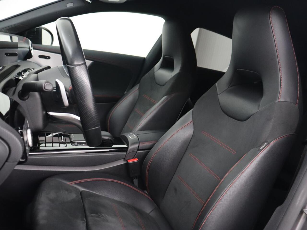 Mercedes-Benz CLA-KLASSE 180d Business Solution AMG | Stoelverwarming | Carplay | Camera | Leder/Alcantara | Navigatie | Widescreen | Sfeerverlichting | Designo Mountaingrijs Magno