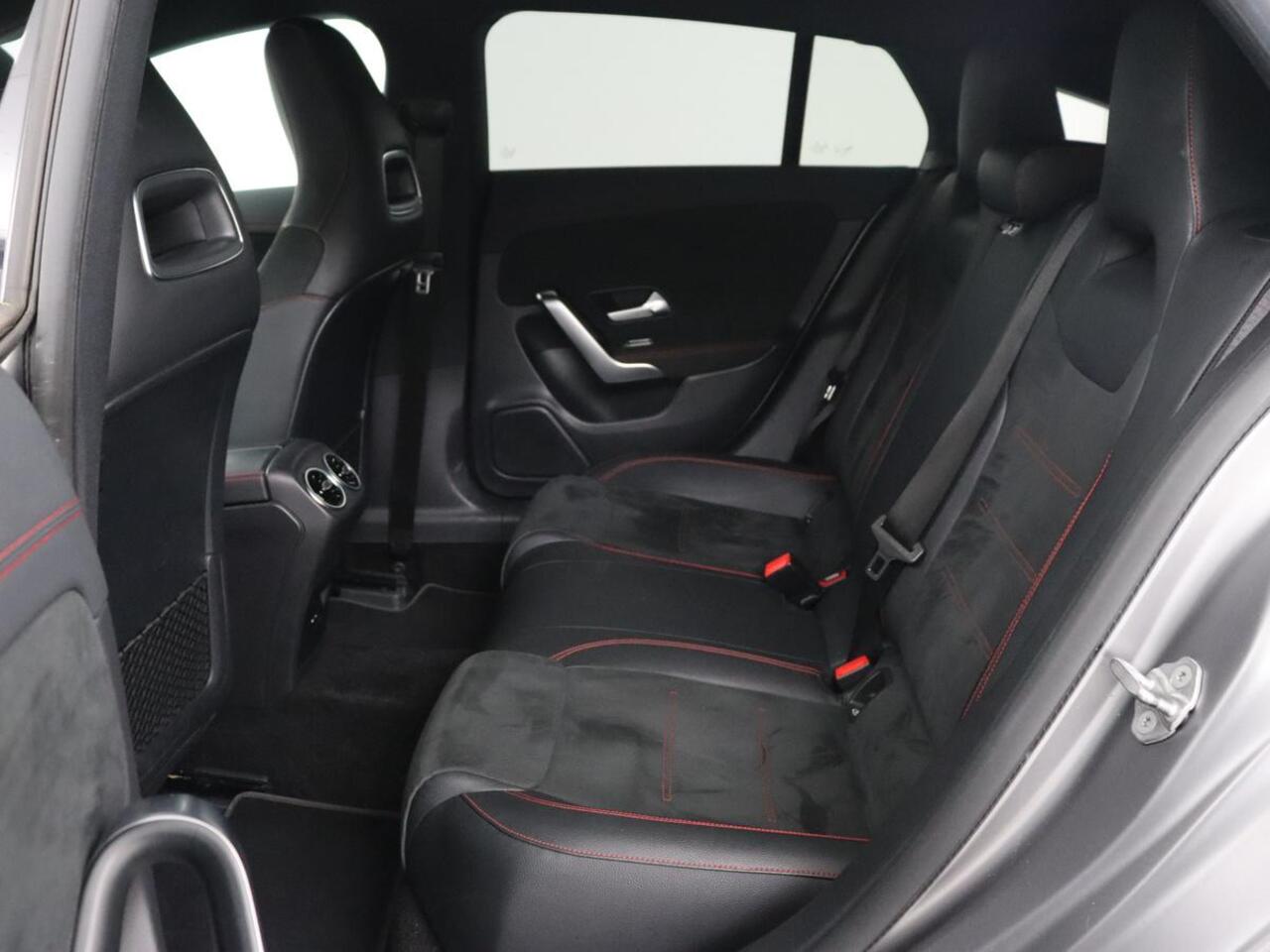 Mercedes-Benz CLA-KLASSE 180d Business Solution AMG | Stoelverwarming | Carplay | Camera | Leder/Alcantara | Navigatie | Widescreen | Sfeerverlichting | Designo Mountaingrijs Magno