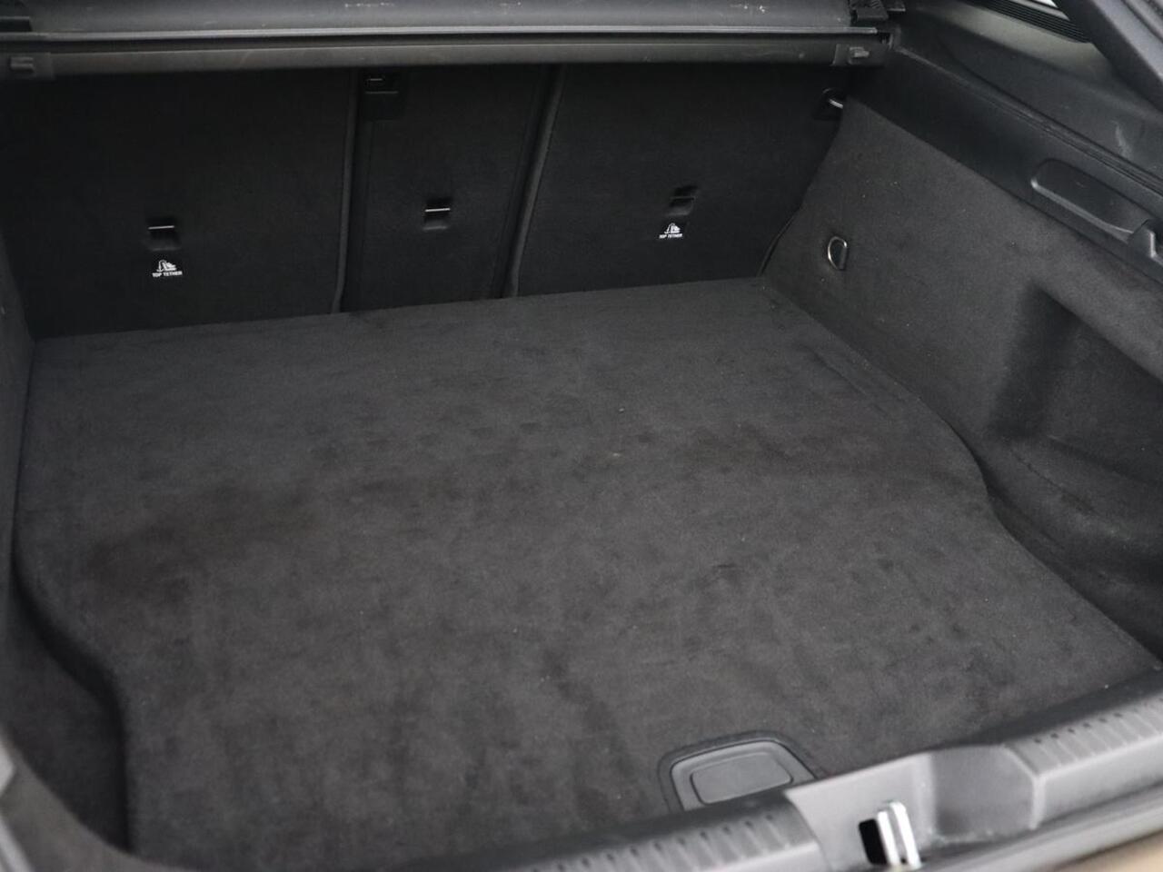 Mercedes-Benz CLA-KLASSE 250e AMG Night | Stoelverwarming | Carplay | Camera | Widescreen | Sfeerverlichting | Leder/Alcantara | Navigatie | Park Assist | Origineel Zwart | PHEV | Plug In