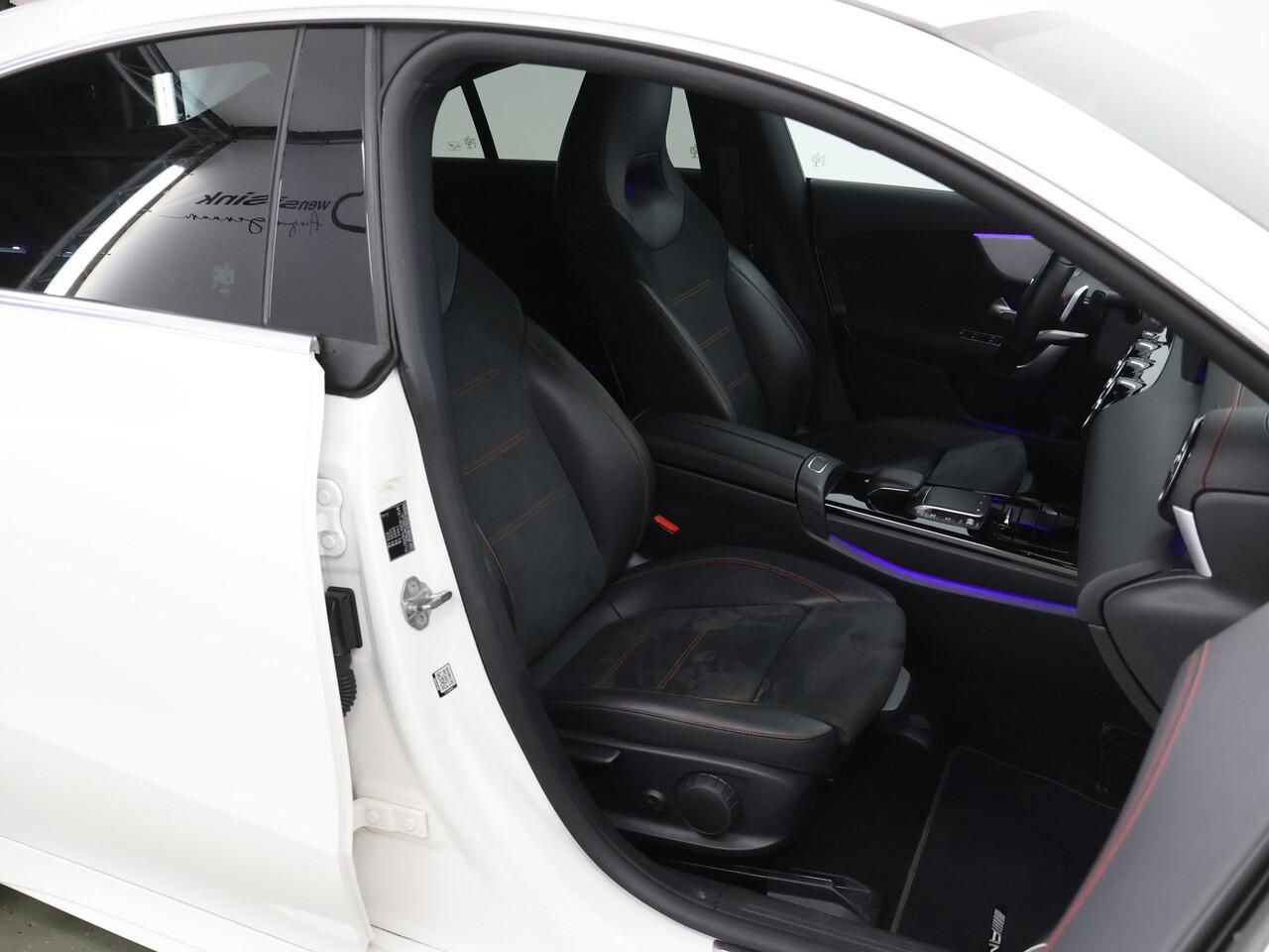 Mercedes-Benz CLA-KLASSE 180 Business Solution AMG | Sfeerverlichting | Widescreen | Apple carplay | Parkeercamera | Stoelverwarming |