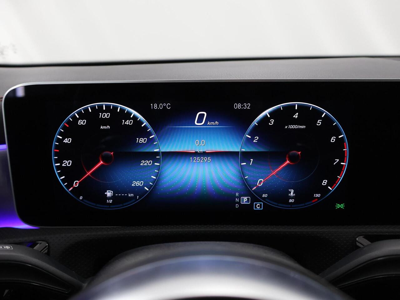 Mercedes-Benz CLA-KLASSE 180 Business Solution AMG | Sfeerverlichting | Widescreen | Apple carplay | Parkeercamera | Stoelverwarming |