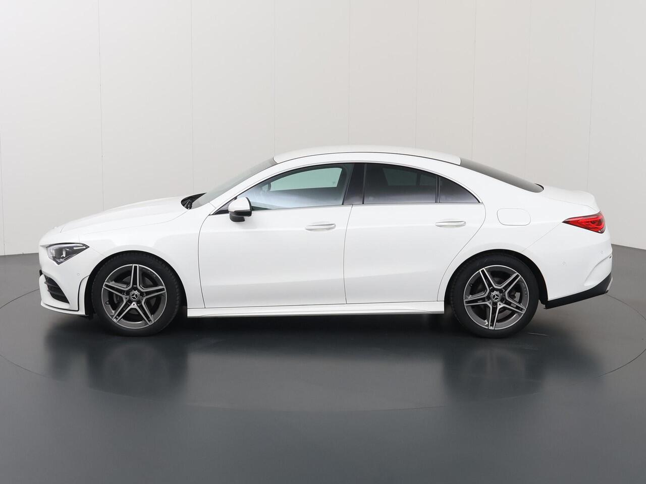 Mercedes-Benz CLA-KLASSE 180 Business Solution AMG | Sfeerverlichting | Widescreen | Apple carplay | Parkeercamera | Stoelverwarming |