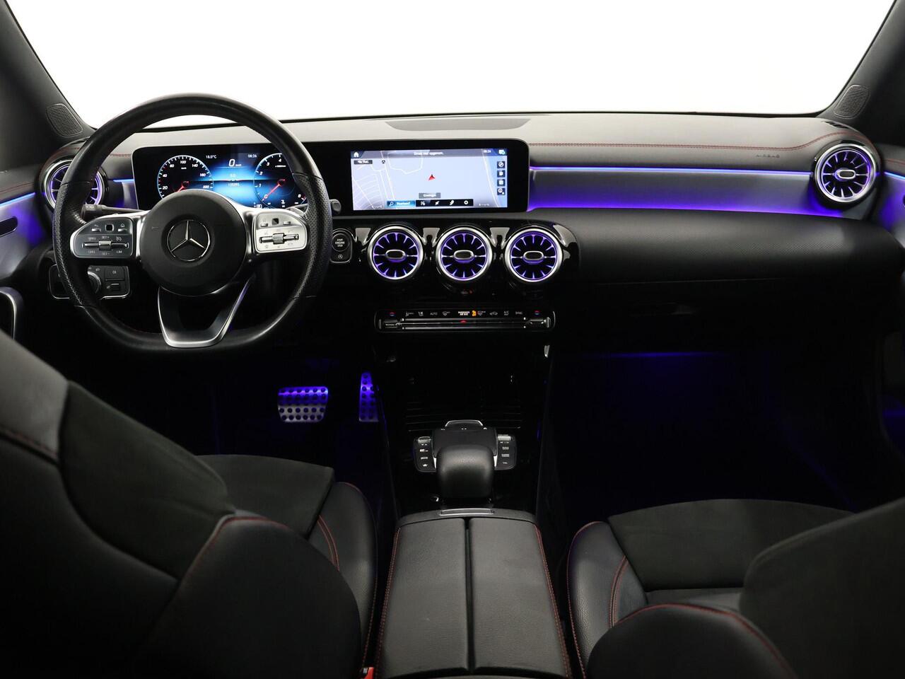 Mercedes-Benz CLA-KLASSE 180 Business Solution AMG | Sfeerverlichting | Widescreen | Apple carplay | Parkeercamera | Stoelverwarming |