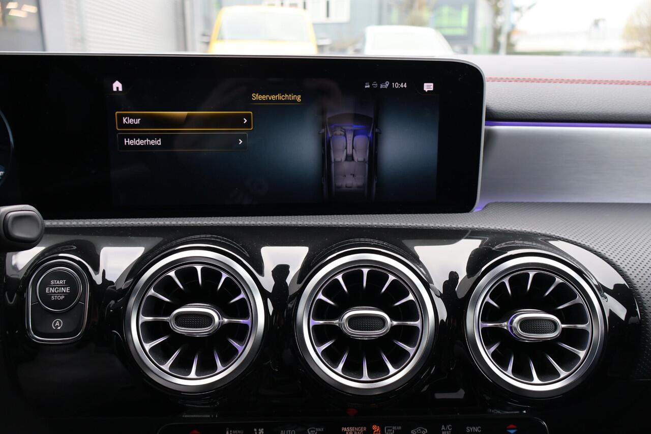 Mercedes-Benz CLA-KLASSE Shooting Brake 200 Business Solution AMG 1e Eigenaar | Dealer Onderh | NL-Auto | BTW | Elek Trekhaak | Sfeer | Camera | Elek Klep | Stoelverwarming | Climate | Navi | PDC | Full Led | Cruise | Keyless | Full