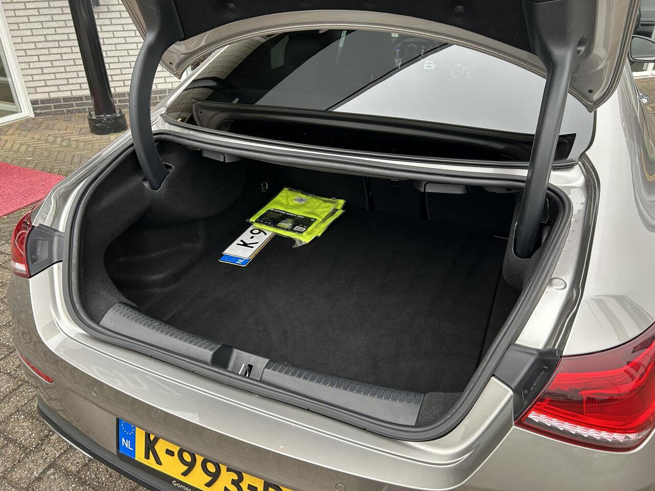 Mercedes-Benz CLA-KLASSE 180 Business Solution AMG | Trekhaak | Memory | Panoramadak