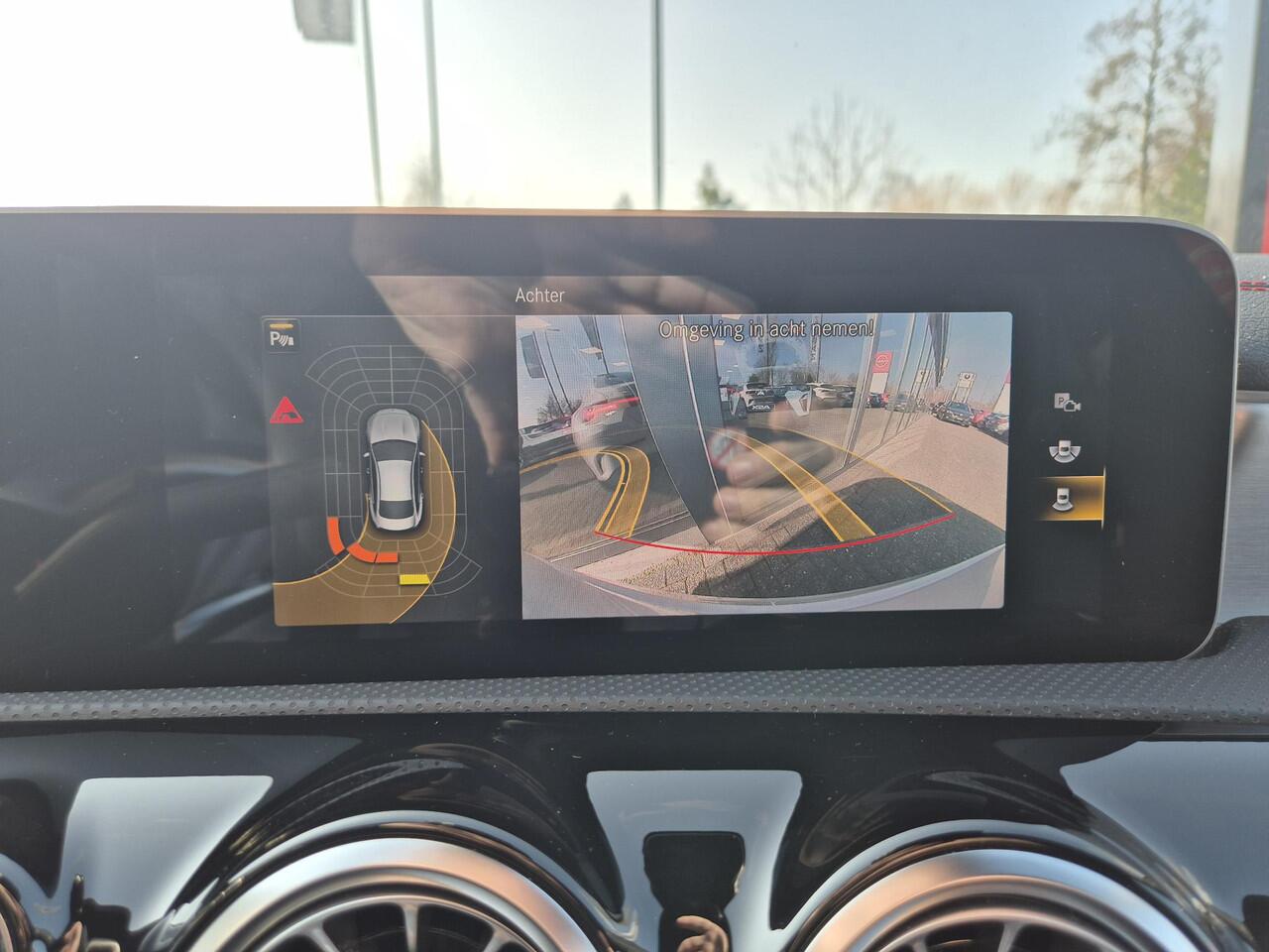 Mercedes-Benz CLA-KLASSE 200 Business Solution AMG | Navigatie | Panoramadak |