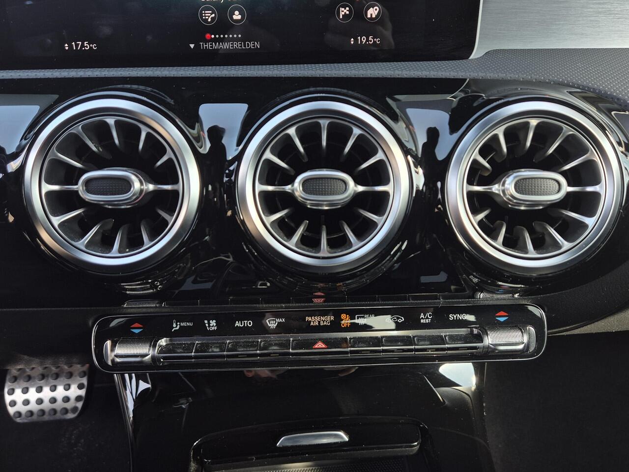 Mercedes-Benz CLA-KLASSE 200 Business Solution AMG | Navigatie | Panoramadak |