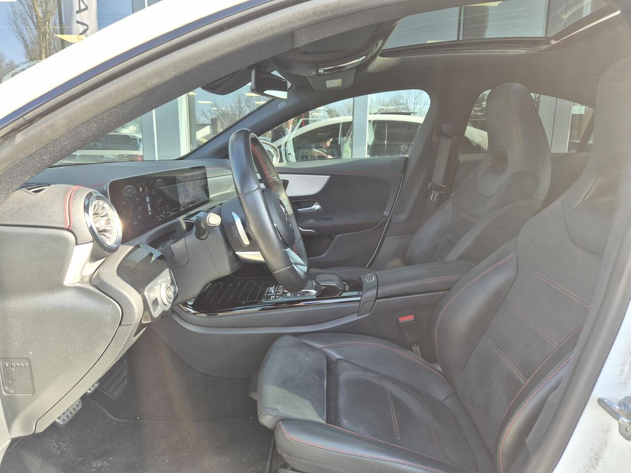 Mercedes-Benz CLA-KLASSE 200 Business Solution AMG | Navigatie | Panoramadak |