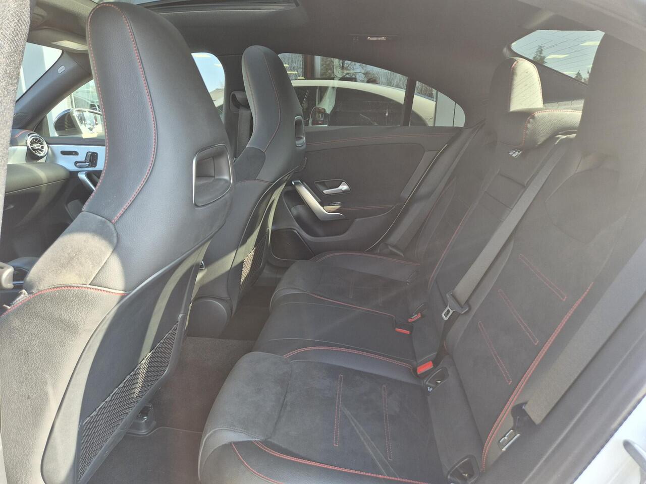 Mercedes-Benz CLA-KLASSE 200 Business Solution AMG | Navigatie | Panoramadak |