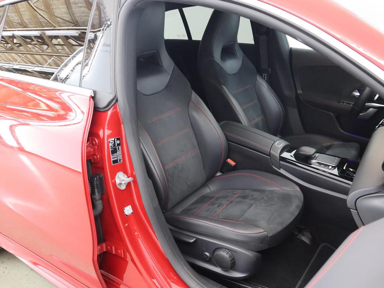 Mercedes-Benz CLA-KLASSE Shooting Brake 250 e AMG | Burmester 3D | Rij assistentie pakket | Easy Pack achterklep | Donker getint glas | Sfeerverlichting | Apple Carplay