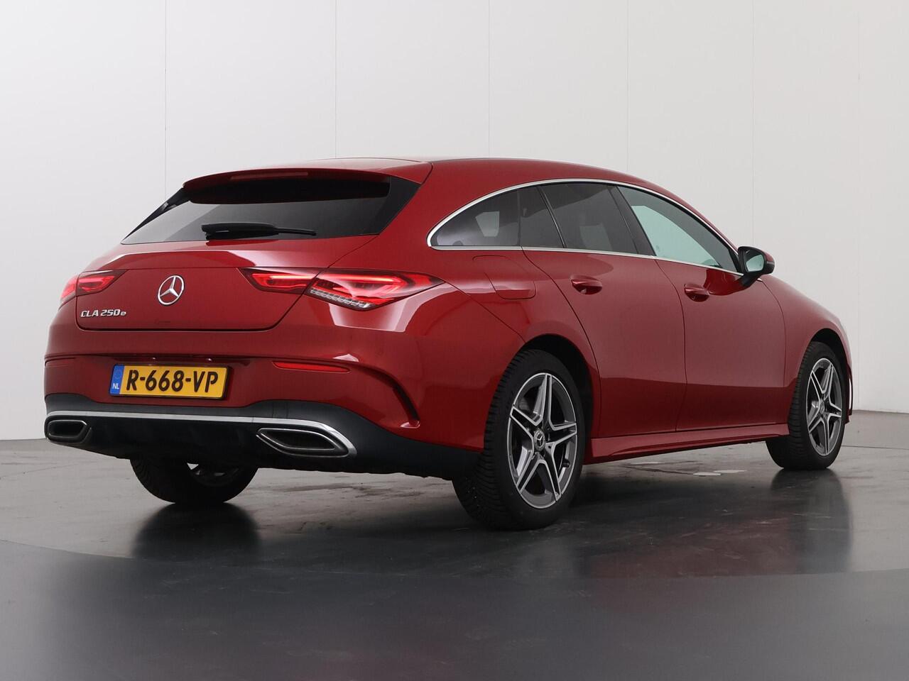 Mercedes-Benz CLA-KLASSE Shooting Brake 250 e AMG | Burmester 3D | Rij assistentie pakket | Easy Pack achterklep | Donker getint glas | Sfeerverlichting | Apple Carplay