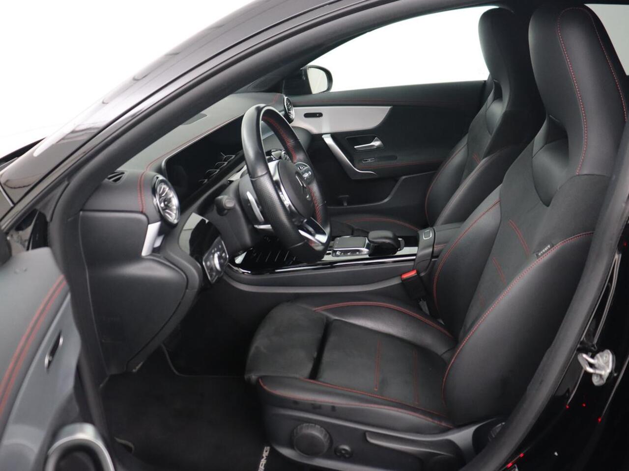 Mercedes-Benz CLA-KLASSE 200 AMG | Stoelverwarming | Camera | Leder/Alcantara | Sfeerverlichting | Park Assist | Full LED | Navigatie | Widescreen | Climate control | Bluetooth | Cruise control