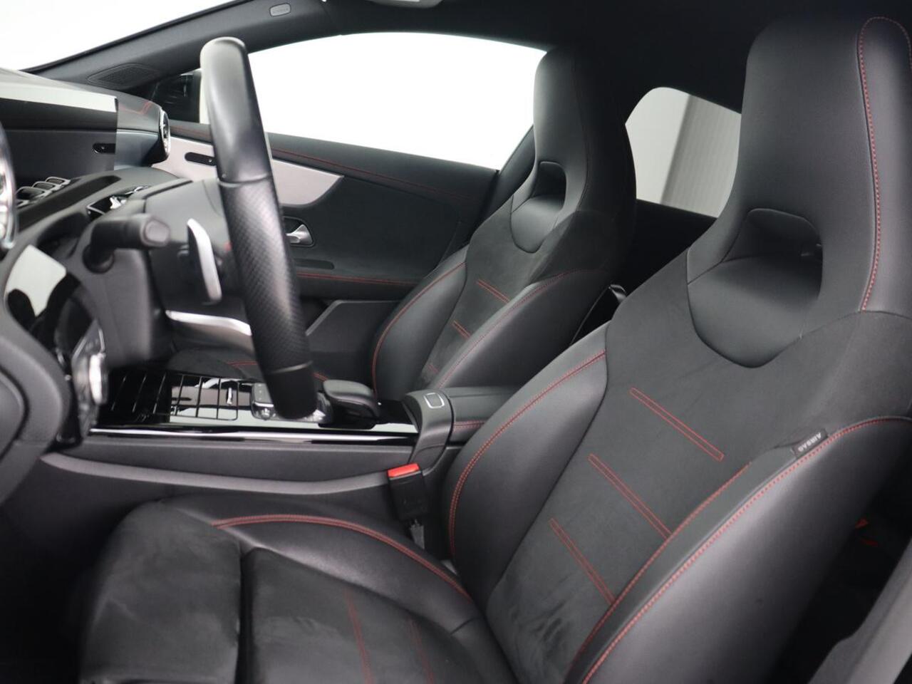 Mercedes-Benz CLA-KLASSE 200 AMG | Stoelverwarming | Camera | Leder/Alcantara | Sfeerverlichting | Park Assist | Full LED | Navigatie | Widescreen | Climate control | Bluetooth | Cruise control