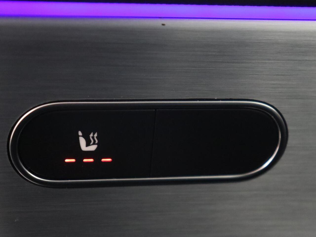 Mercedes-Benz CLA-KLASSE 200 AMG | Stoelverwarming | Camera | Leder/Alcantara | Sfeerverlichting | Park Assist | Full LED | Navigatie | Widescreen | Climate control | Bluetooth | Cruise control