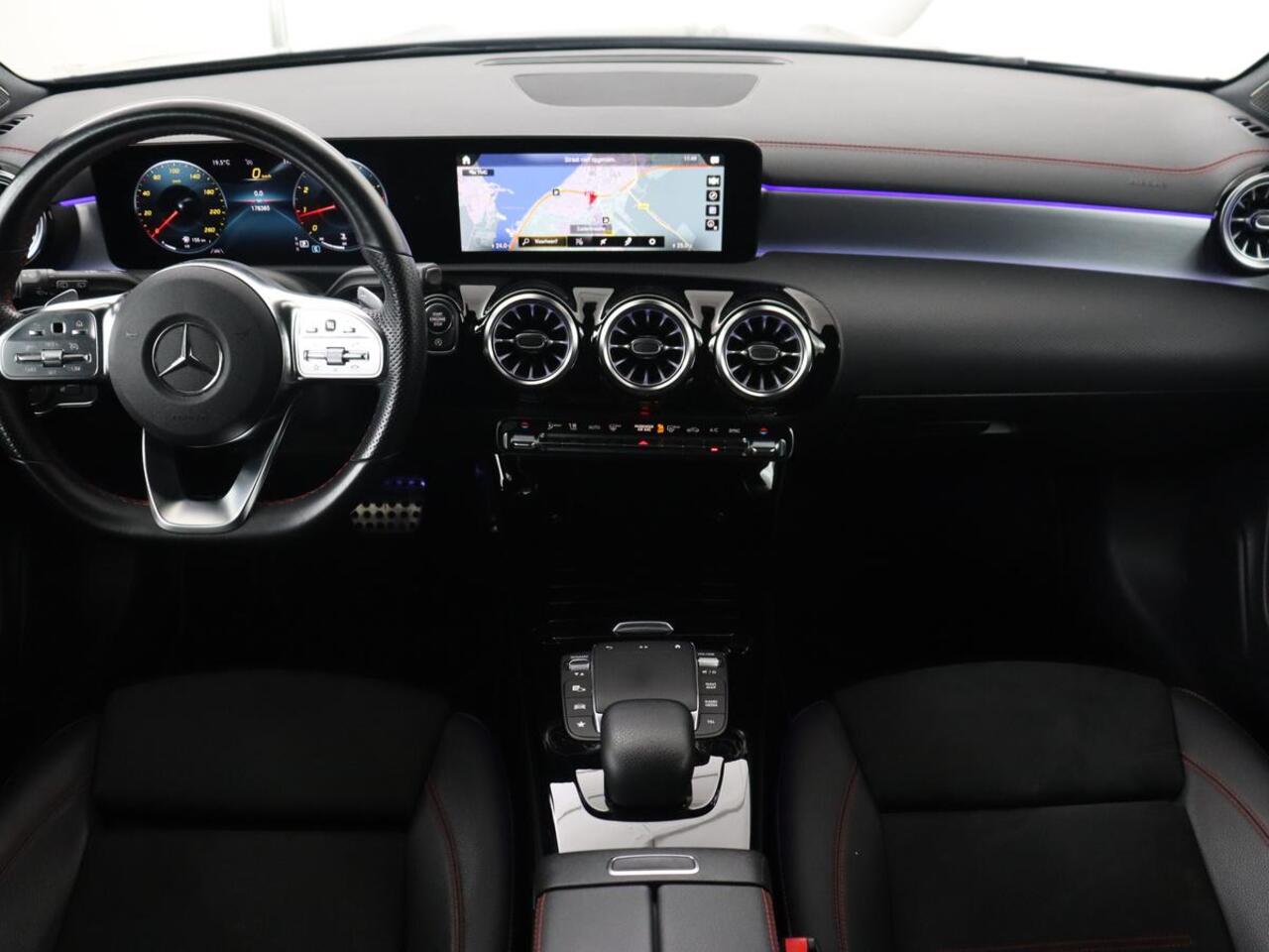Mercedes-Benz CLA-KLASSE 200 AMG | Stoelverwarming | Camera | Leder/Alcantara | Sfeerverlichting | Park Assist | Full LED | Navigatie | Widescreen | Climate control | Bluetooth | Cruise control