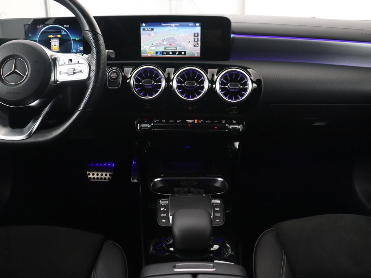 Mercedes-Benz CLA-KLASSE 250e AMG Line | Stoelverwarming | Carplay | Trekhaak | Leder/Alcantara | Navigatie | Full LED | Park Assist | Sfeerverlichting | Climate control | Cruise control | PHEV | Plug In