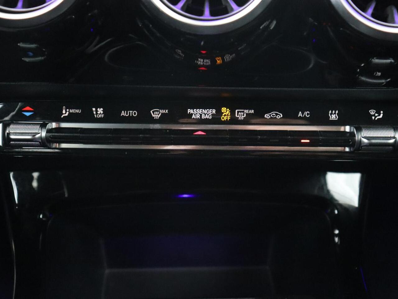 Mercedes-Benz CLA-KLASSE 250e AMG Line | Stoelverwarming | Carplay | Trekhaak | Leder/Alcantara | Navigatie | Full LED | Park Assist | Sfeerverlichting | Climate control | Cruise control | PHEV | Plug In