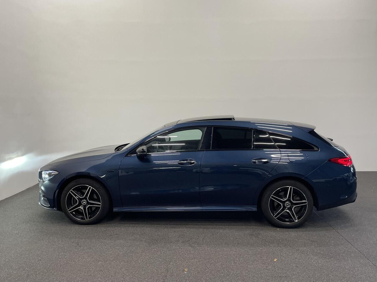 Mercedes-Benz CLA-KLASSE Shooting Brake 250 e Business Solution AMG Limited Panoramadak Navigatie Apple Carplay/Android Auto Camera Parkeersensoren Elektrische achterklep Elektrische stoelen en verwarmd Virtual Cockpit Climate Control