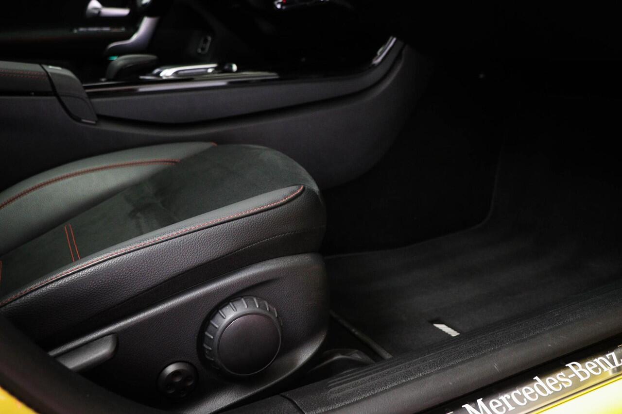 Mercedes-Benz CLA-KLASSE 180 AMG Line | WIDESCREEN | PANORAMADAK | SFEERVERLICHTING