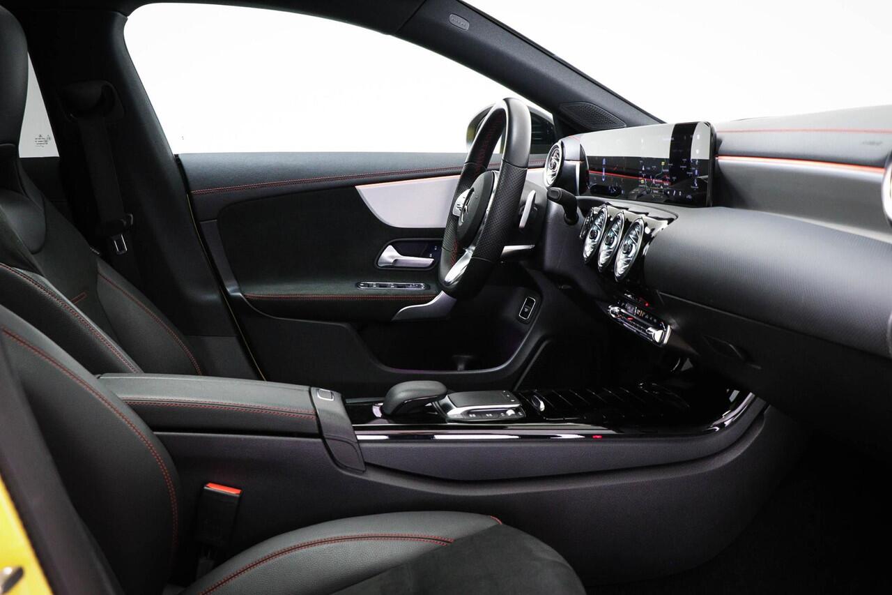 Mercedes-Benz CLA-KLASSE 180 AMG Line | WIDESCREEN | PANORAMADAK | SFEERVERLICHTING