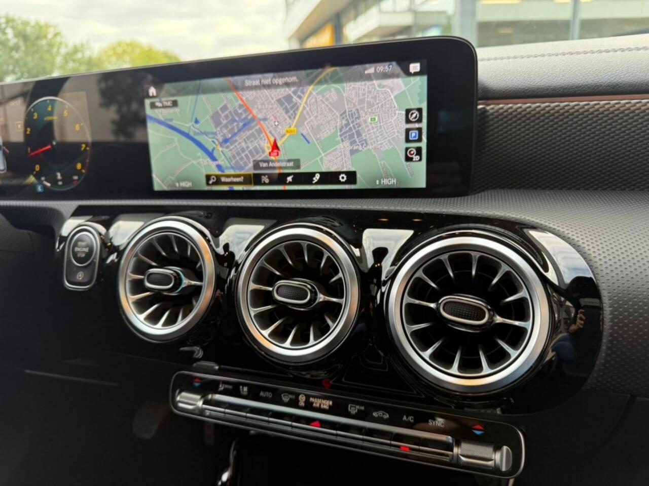 Mercedes-Benz CLA-KLASSE CLA 200 163PK SHOOTING BRAKE PANO AIRCO NAVI.